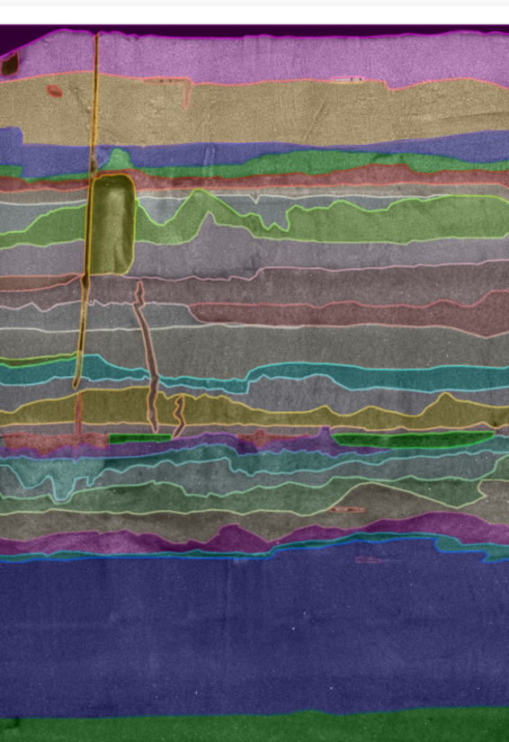 Farbig markierte Schneeschichten in einer Antarktis-Eisbohrkernprobe