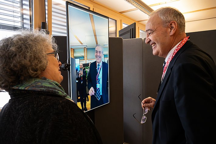 EPFL-Forscherin Sabine Süsstrunk führt Bundesrat Guy Parmelin darin ein, wie er mit Deep Fakes Perspektiven und Objekte neu mit fortschrittlichen Computertechniken erleben kann. (Foto: Luzia Schär)