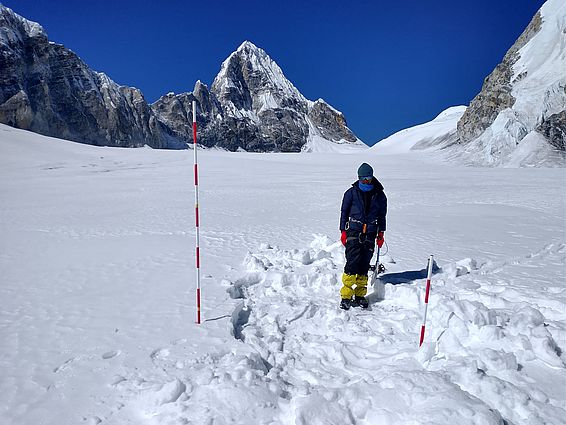 Überprüfung des höchsten Massenbilanzpfahls im Akkumulationsgebiet des Trambau-Gletschers auf einer Höhe von 5900 m ü. M. Als der Pfahl im Oktober 2022 installiert wurde, befand er sich 150 cm über der Eis-/Schneeoberfläche, im Oktober 2023 dagegen mehr als zweieinhalb Meter. Foto: Koji Fujita.