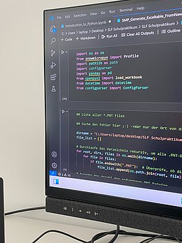 Computerbildschirm zeigt Python-Code in Visual Studio Code mit Importen und Skript zur Suche von .PNT-Dateien in einem Verzeichnis