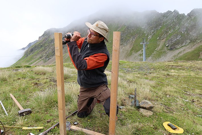 … und Akkuschrauber. (Foto: Jochen Bettzieche /SLF)