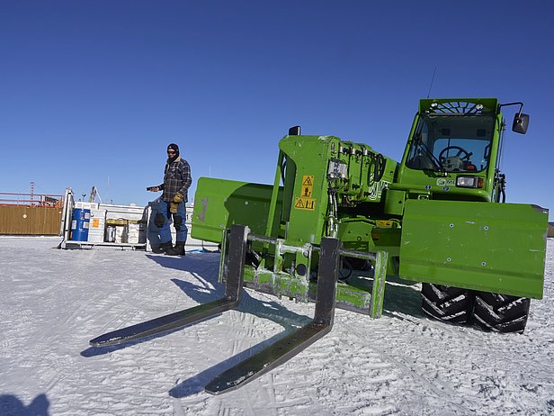 Mein Gepäck wird kurz nach dem Anbringen der letzten Versandetikette bereits verladen. Die Traverse bringt es nach Dumont d'Urville, von wo es per Schiff nach Tasmanien und von dort per Flugfracht nach Davos transportiert wird. (Foto: Matthias Jaggi / SLF)