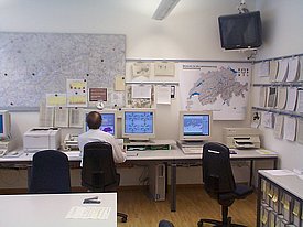 Raum des Lawinenwarndiensts im Lawinenwinter 1999: Röhrenmonitore, Drucker - und viel Papier. (Foto: SLF Archiv)