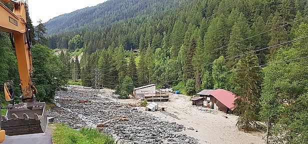 Nach heftigen Gewittern am 2. Juli 2018 schwoll die Navisence stark an und beschädigte die Ufer an diversen Stellen in den Gemeinden Anniviers und Chippis VS.