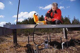 Luca Bragazza at work in Frasne (F).  Image: Gottardo Pestalozzi, WSL