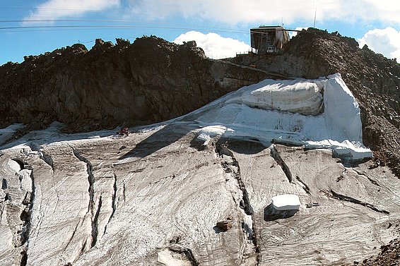 The glacier cover on the Gemsstock near Andermatt protects the ice ramp, allowing people to ski down from the cable-car station. (photo: Andreas Bauder)