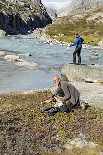 Meine beiden Forscherkollegen, David Janssen (EAWAG) und Anders Prieme (Universität Kopenhagen), beim Sammeln von Wasser- und Bodenproben an einem Gletscherbach (Foto: Christiane Leister) 