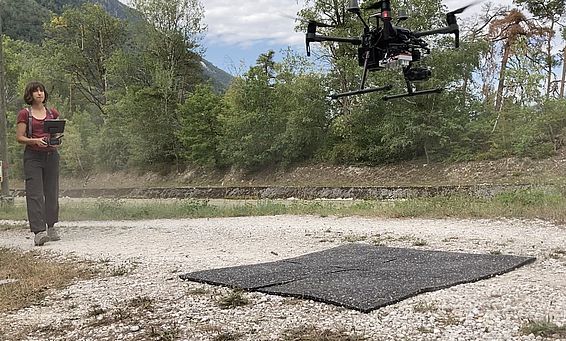 Petra d'Odorico startet eine Drohne