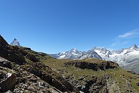 Matterhorn, Dent Blanche, Ober Gabelhorn und Zinalrothorn. Davor in der Bildmitte, unter einer Hochebene, das Felsband, wo ebenfalls Arven auf über 2700 m im besonnten linken Teil wachsen. Foto: Urs-Beat Brändli / WSL 