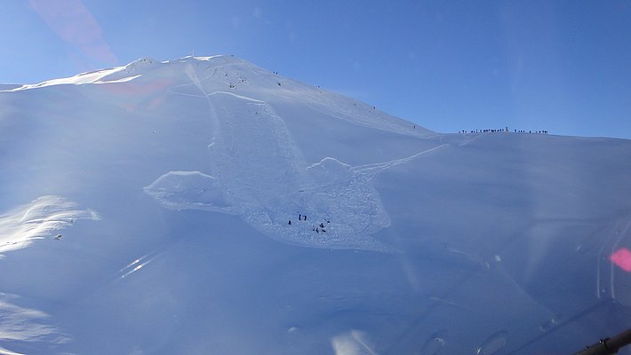 Mittlere Lawine, die knapp den Hangfuss erreicht