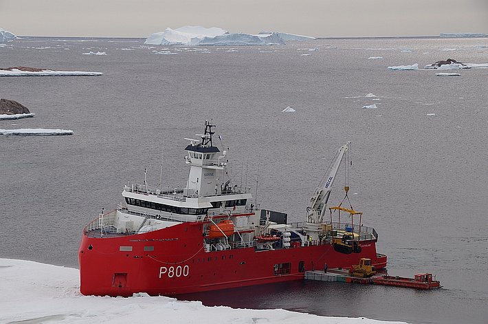 Entladen des Schiffes. Wenn es zu stark stürmt, muss die Arbeit unterbrochen werden.