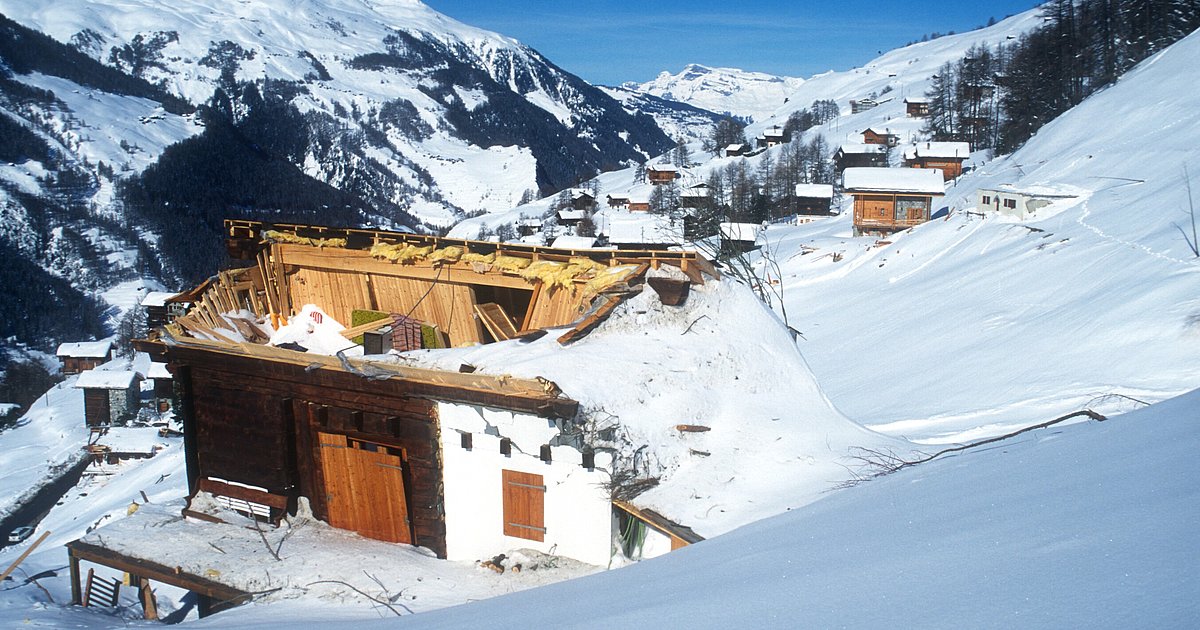 Avalanche winter 1999 in Switzerland