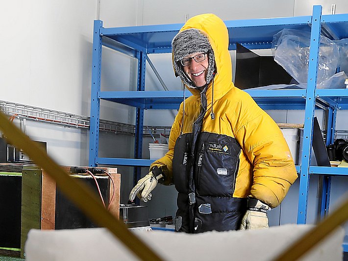 Matthias Jaggi in einem Daunenanzug im Kältelabor des SLF. Foto: Andy Mettler