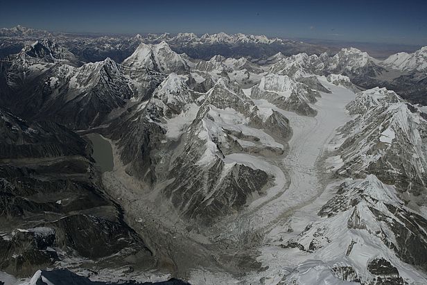 Luftaufnahme des Trakarding-Trambau-Gletschers. Der schuttbedeckte Trakarding-Gletscher endet im Tsho-Rolpa-See, einem der grössten proglazialen Seen Nepals. Der Trambau-Gletscher ist weitgehend schuttfrei und wird durch eine Felswand vom Trakarding-Gletscher getrennt. (Foto: Koji Fujita) 
