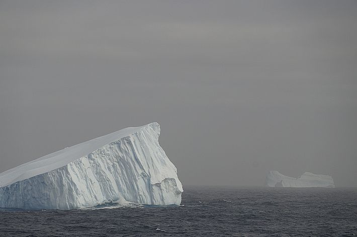 Auch am zweiten Tag der Überfahrt sind noch vereinzelt Eisberge zu sehen.