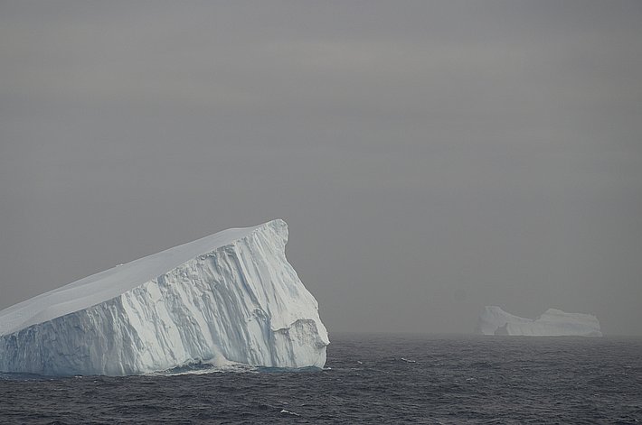 Auch am zweiten Tag der Überfahrt sind noch vereinzelt Eisberge zu sehen.