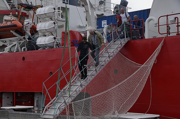 Passagier steigt mit gebrochenem Fuss vom Schiff. Zum Glück war ein gebrochener Fuss die einzige wirkliche Verletzung auf der ganzen Expedition.