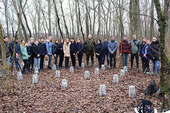 Der Mikrogarten in Dobrony, Ukraine, der im Februar 2022 trotz des Krieges unter der Leitung von Dr. Erzsébet Kohut von der Ferenc Rákóczi II Transkarpatischen Ungarischen Hochschule angelegt wurde (Foto: Attila Molnár)