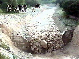Debris flow in the Illgraben. (Photo: automatic camera, WSL) 