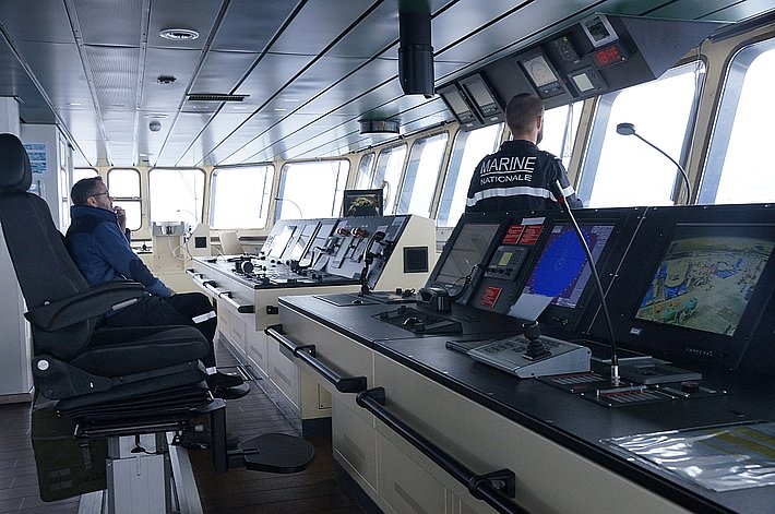 Kommandobrücke. Obwohl das Schiff per Autopilot unterwegs ist, sind stets zwei Marines auf der Brücke und überwachen die Fahrt und halten nach Eisbergen Ausschau.